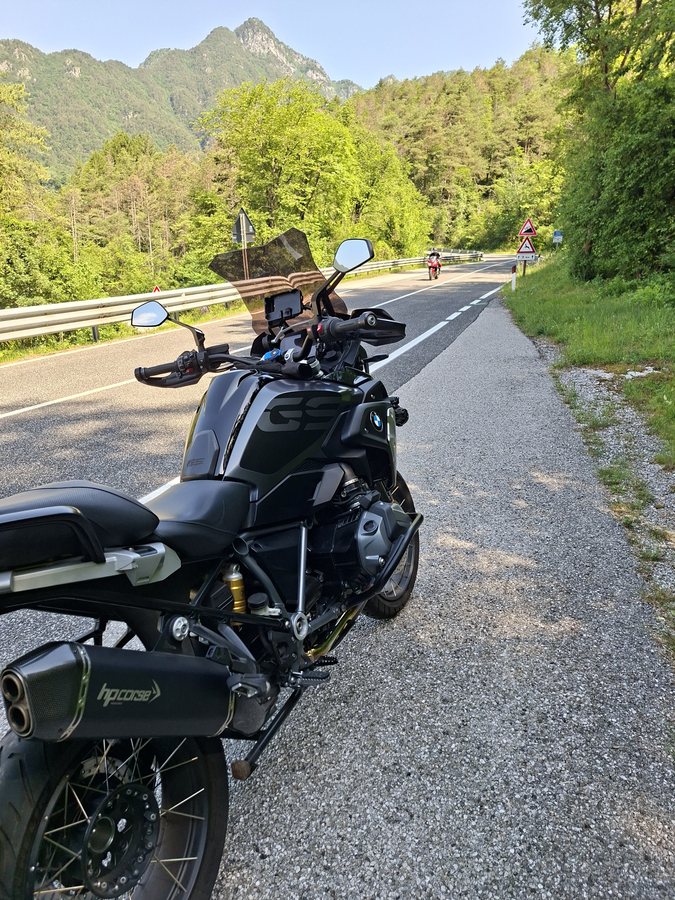 Auri Mason in sella alla BMW R 1250 GS Adventure nei passi alpini